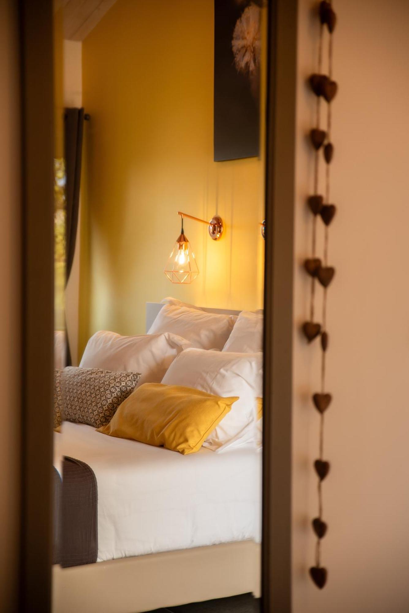 Domaine Forvent Bed and Breakfast Saint-Julien-de-Peyrolas Eksteriør billede